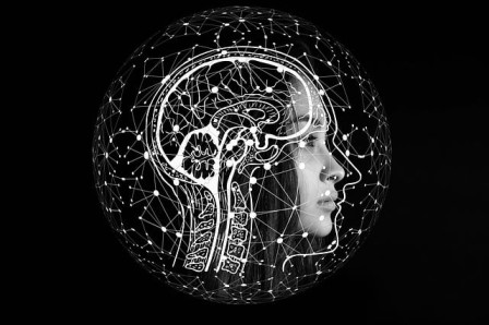 La imagen ilustra cómo la IA se usa en el diseño gráfico, el rostro robótico representa la IA, el mapeo digital la recopilación de datos y el dibujo de cerebro el pensamiento humano creativo. Juntos, trabajan para generar diseños innovadores.